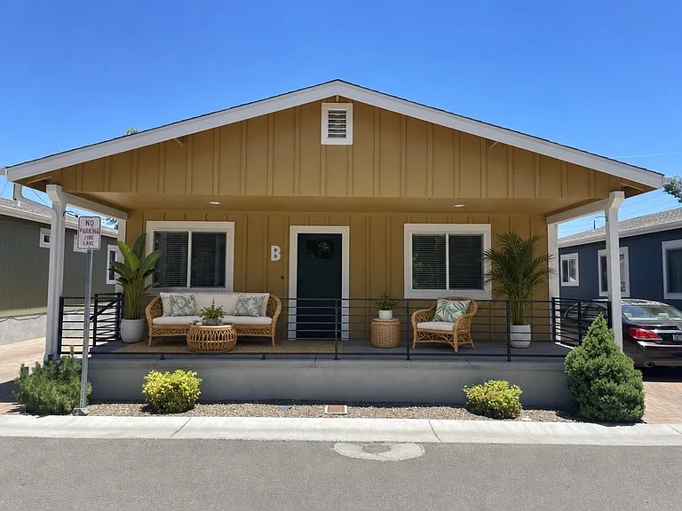 1048 Whipple St — Photo 1