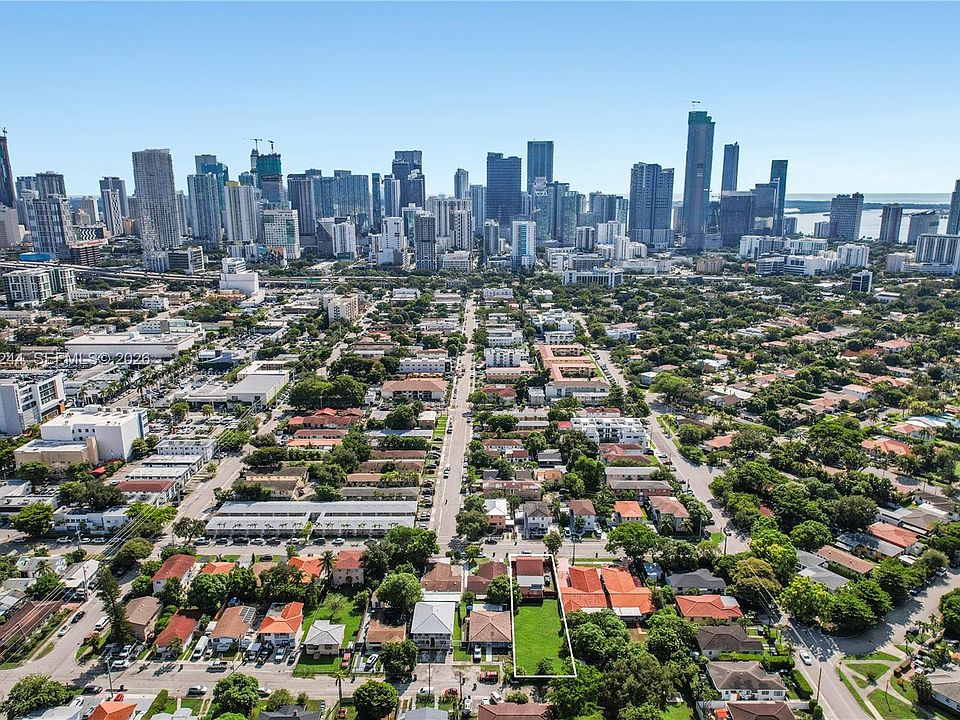 1st image of 1010 SW 8th Ave