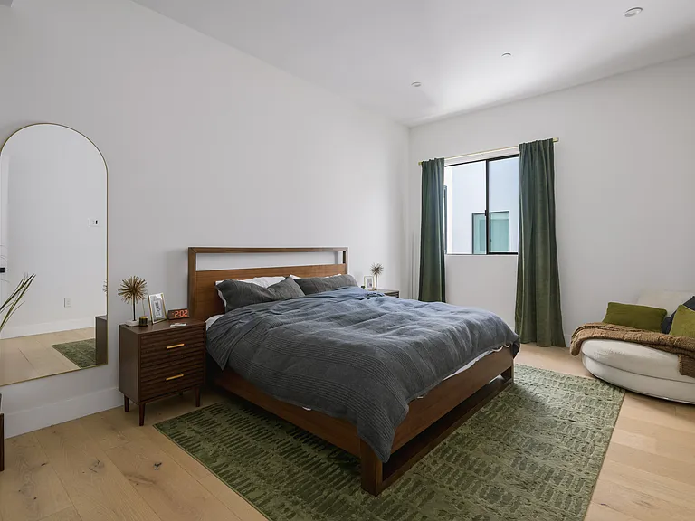 745 N Gramercy Pl — Photo 10