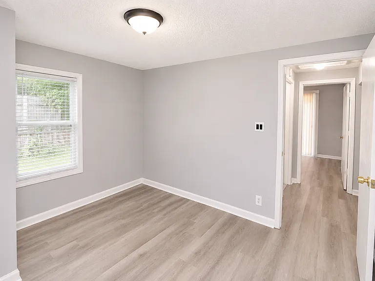501 Franklin Blvd — Photo 18