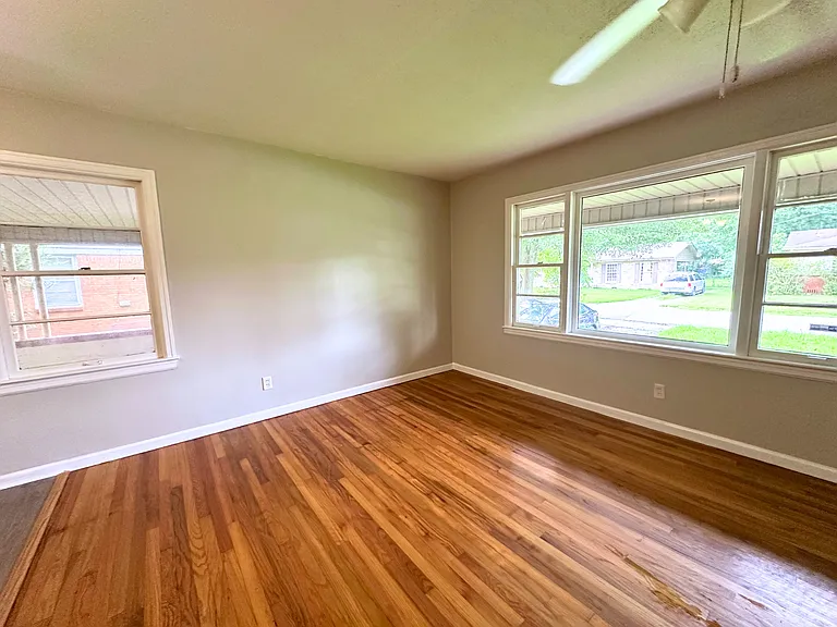 916 Delmar Dr — Photo 5