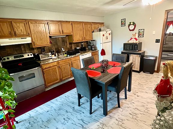 3rd image of 129 Wedgewood Dr APT 2