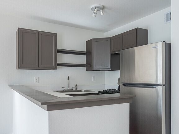 4th image of 1408 Hughes St #15