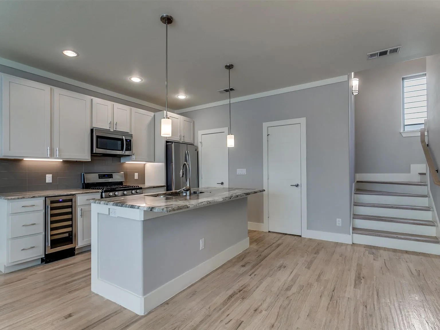 2 bed, 2.5 bath, 1394 sqft, $2,995 — Photo 3