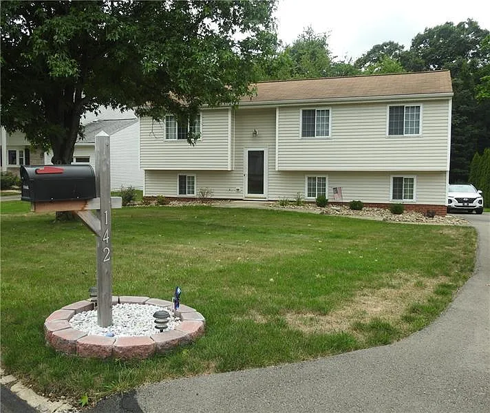 142 Kermiet Dr photo 1