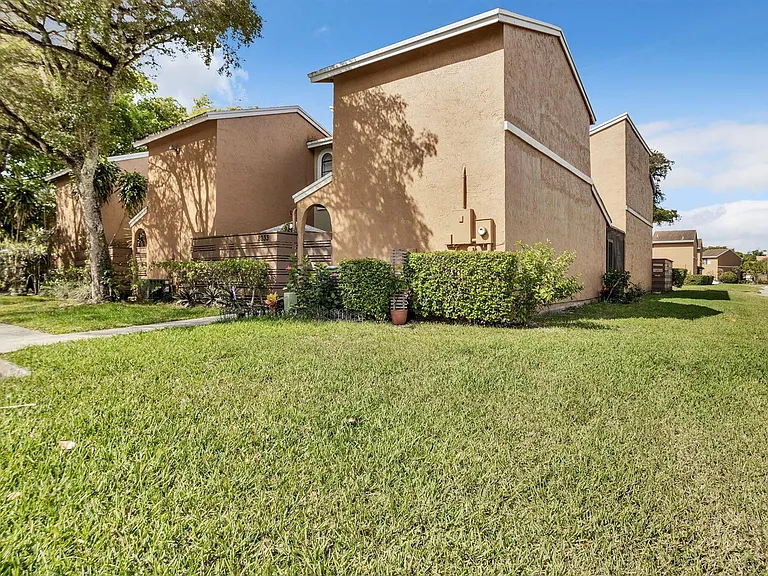 8033 NW 71st Ct — Photo 13