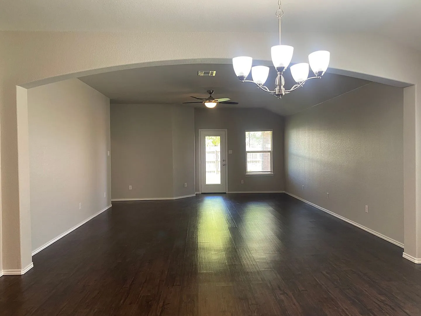 3 Bedroom Academy Isd — Photo 2