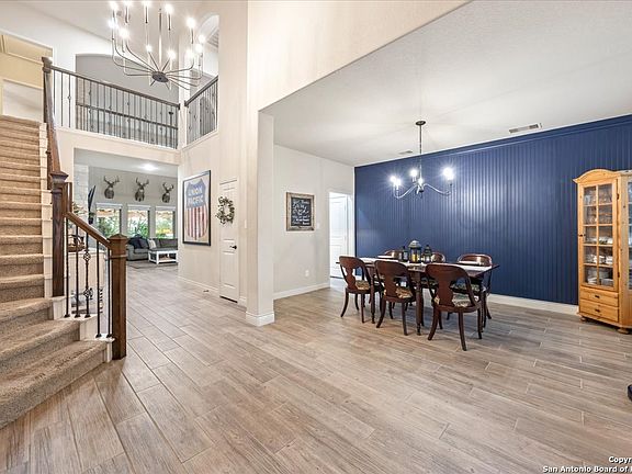 5th image of 627 Waratah Avenue