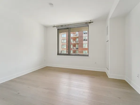 9 Avenue At Port Imperial image 17 of 47