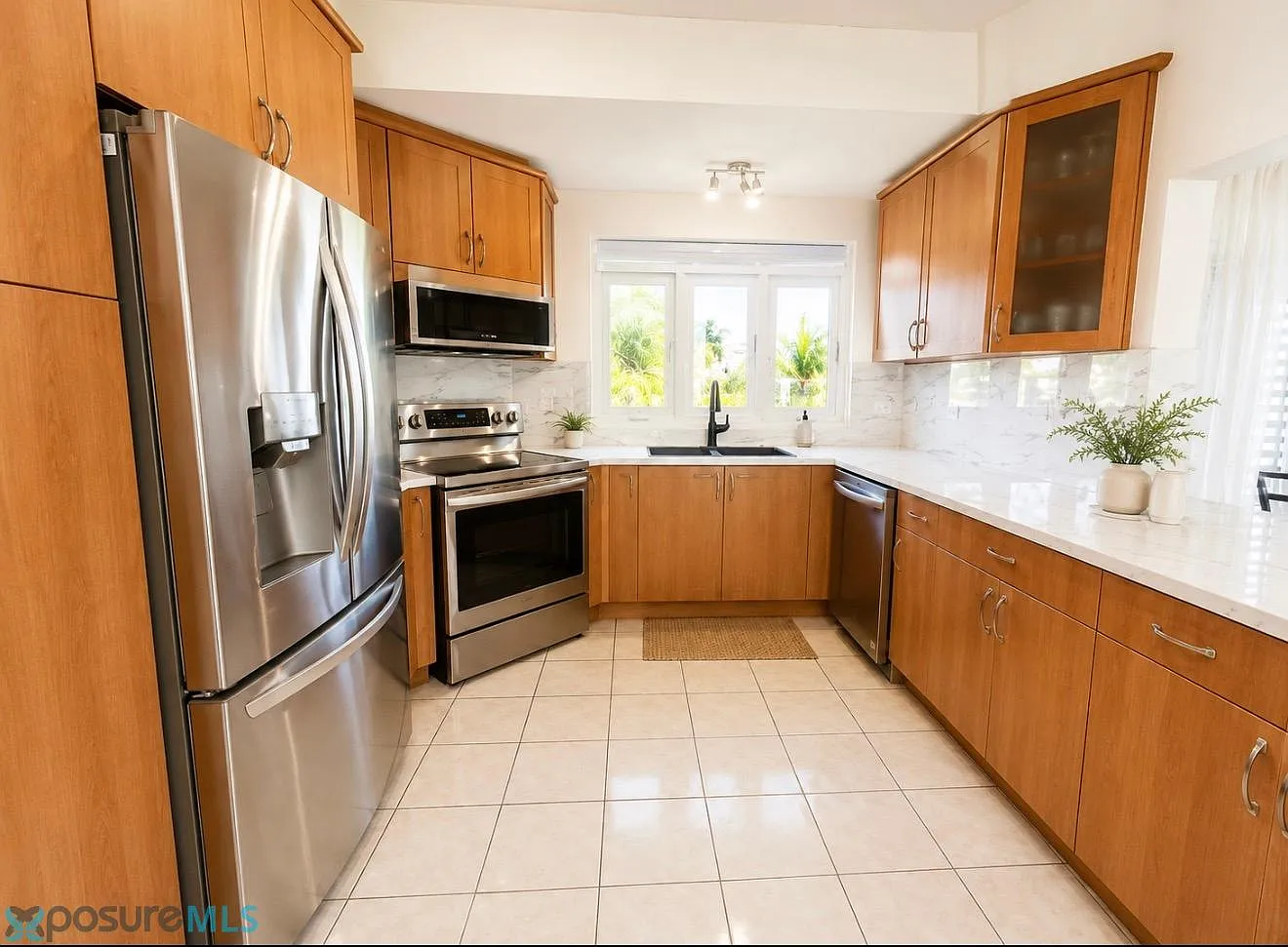 3 bed, 2.0 bath, 2500 sqft, $4,450 — Photo 3