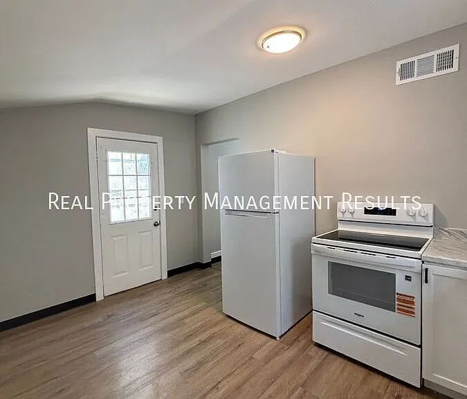 2517 W Illinois St — Photo 5