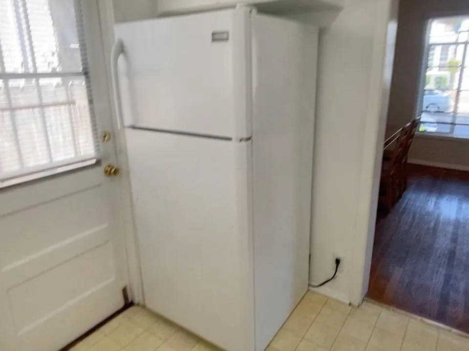 467 Kelton Avenue, Westwood, CA 90024 - Kitchen