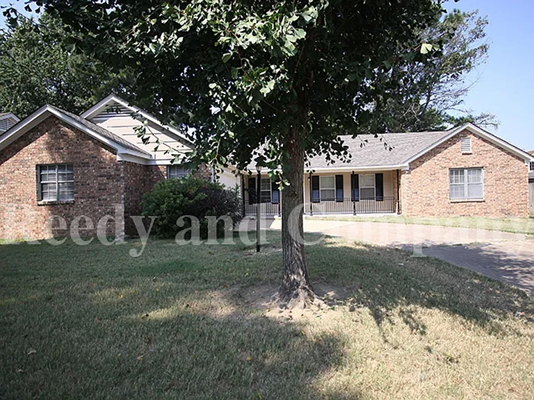 3235 Fox Chase Dr — Photo 2