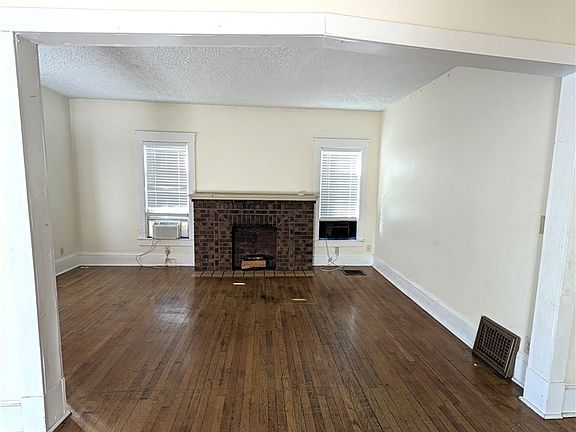 3rd image of 212 King St
