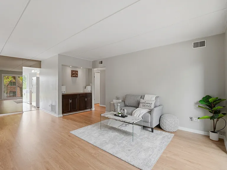 5513 Chateau Dr #4 — Photo 2