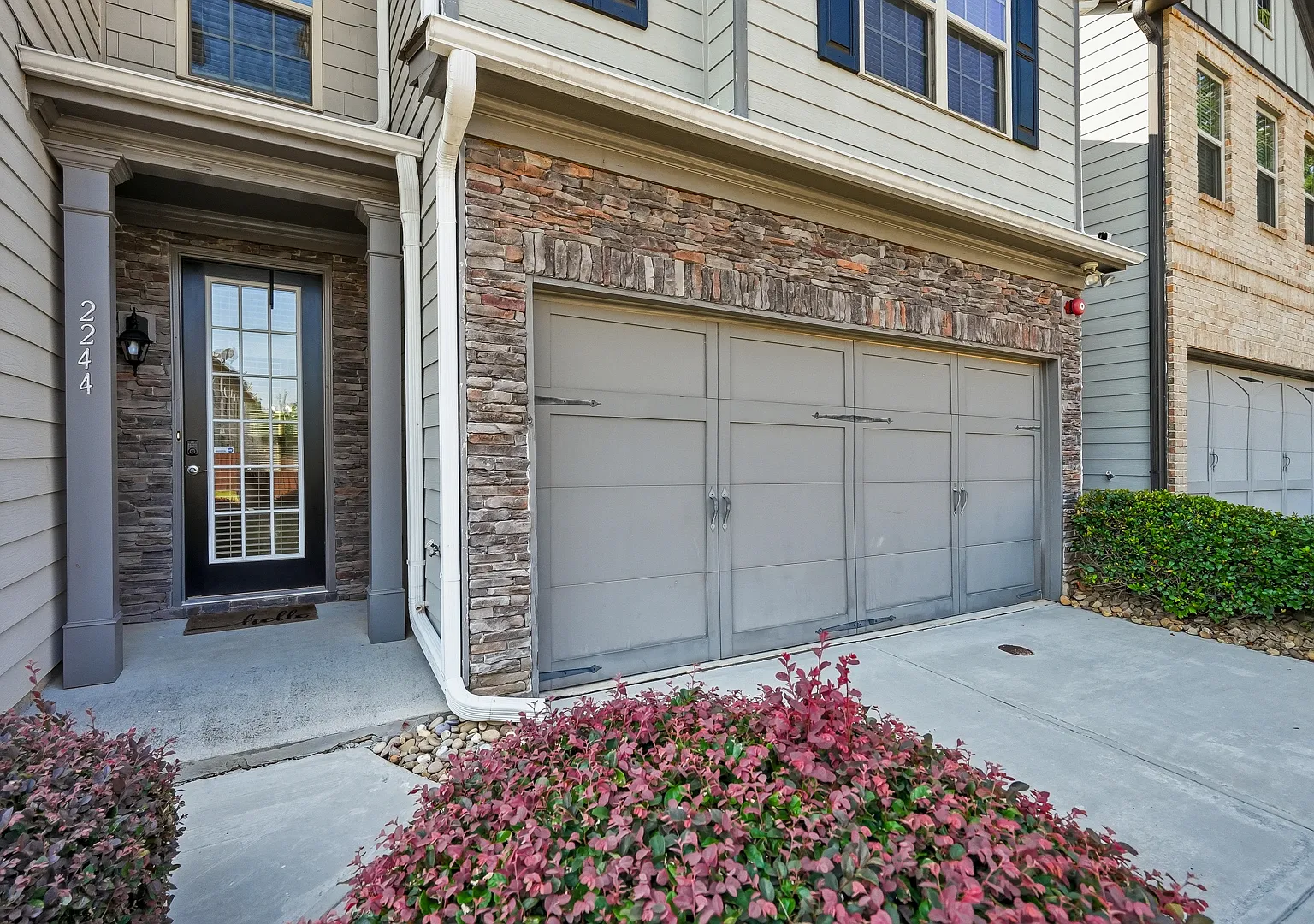 3 bed, 2.5 bath, 1921 sqft, $2,399 — Photo 2