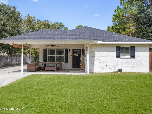 722 Zimmerman Ln, Waveland, MS 39576