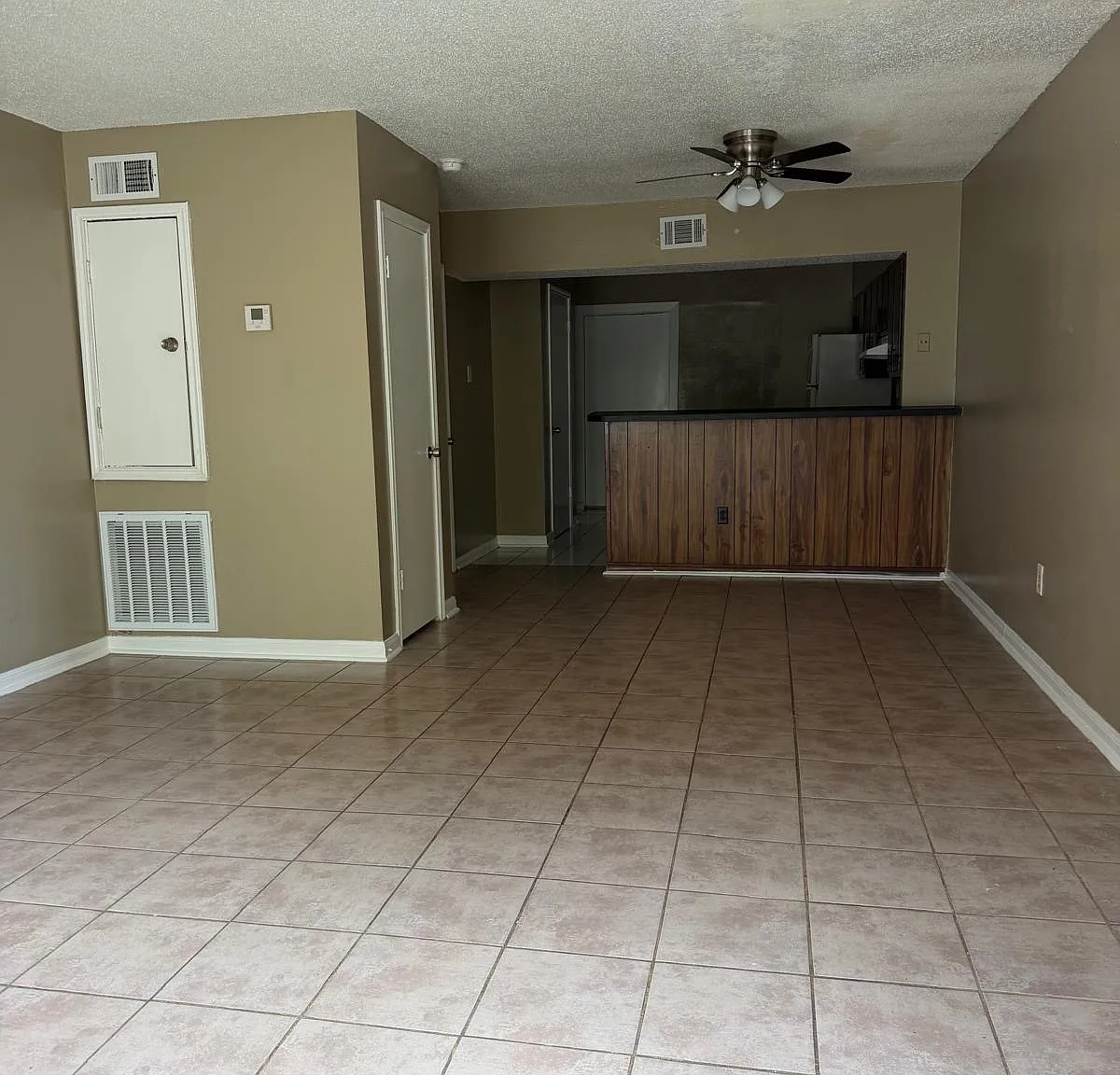 2 bed, 1.5 bath, 1400 sqft, $1,100 — Photo 2