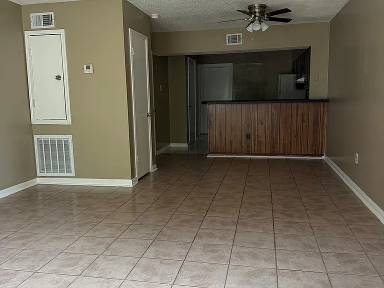 900 Vouray Dr #B — Photo 2