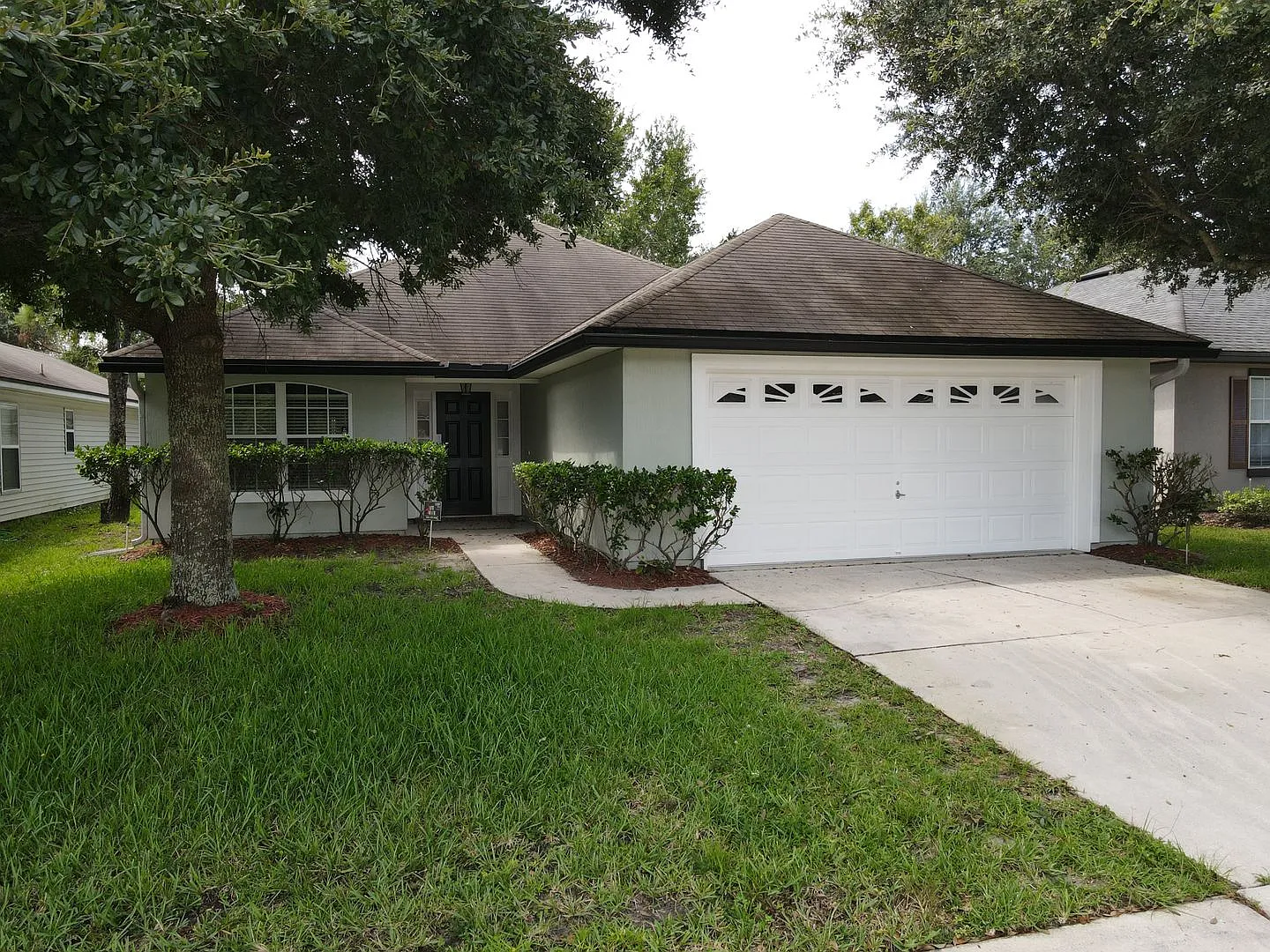 Three Bedroom in Watermill — Photo 1