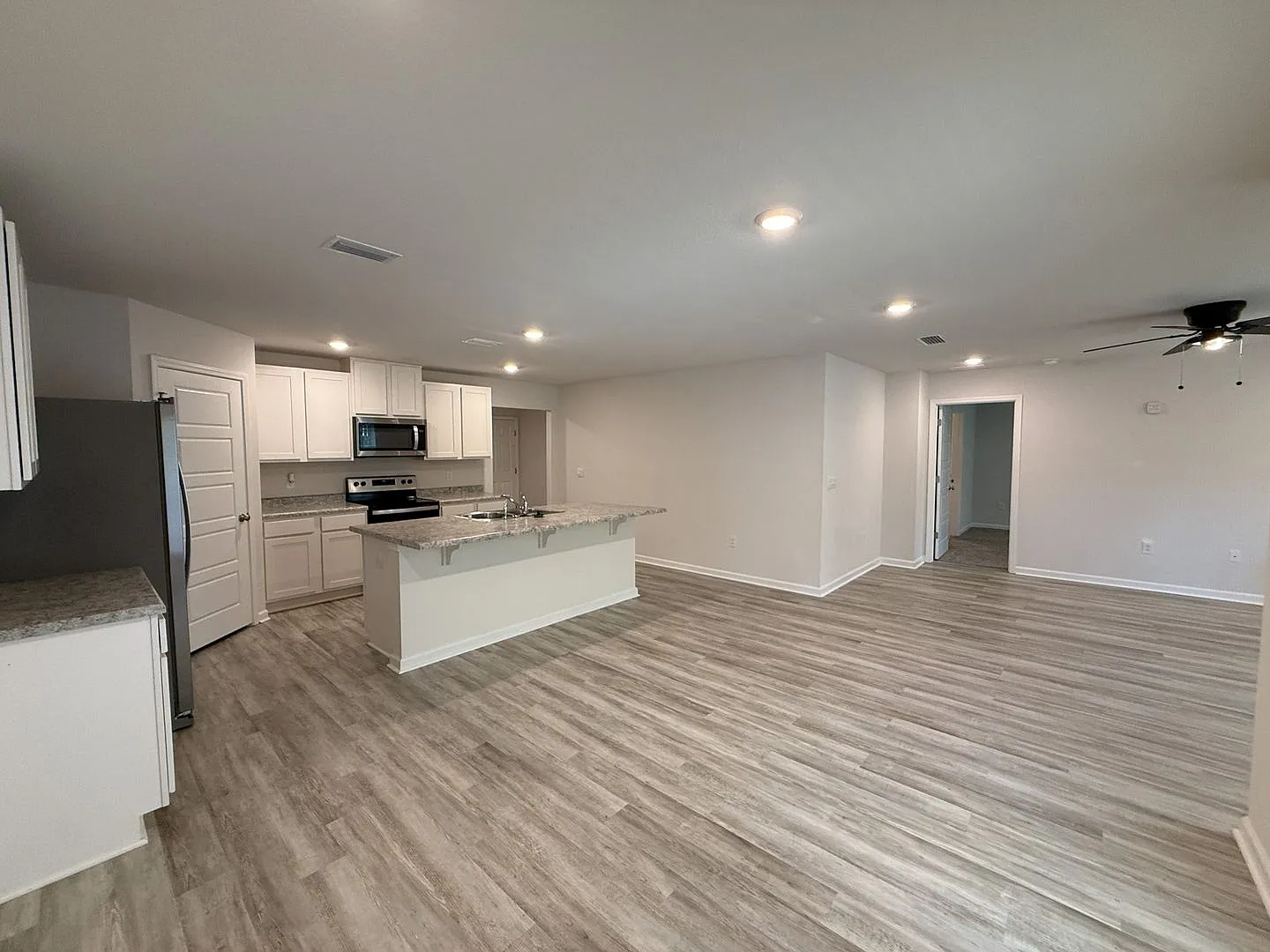 Spacious 4 Bedroom 2 Bath Home with Solar Panels! — Photo 4