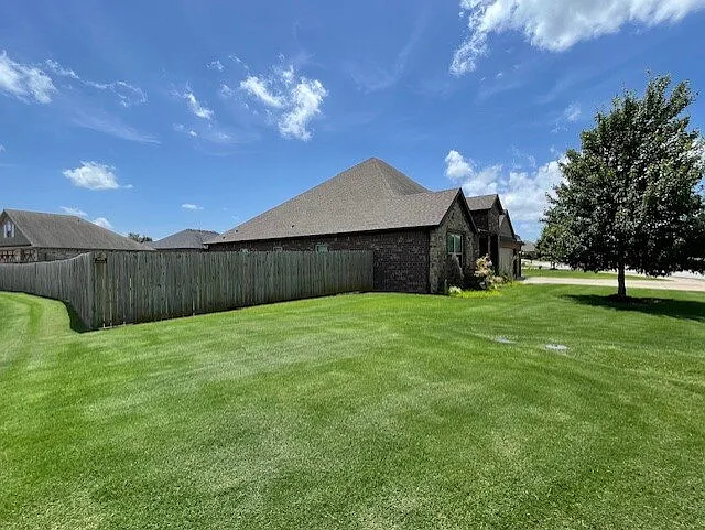 1513 Crestwood Hills Ln — Photo 2