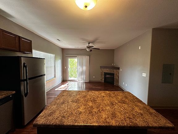 5th image of 463 E Burlington St