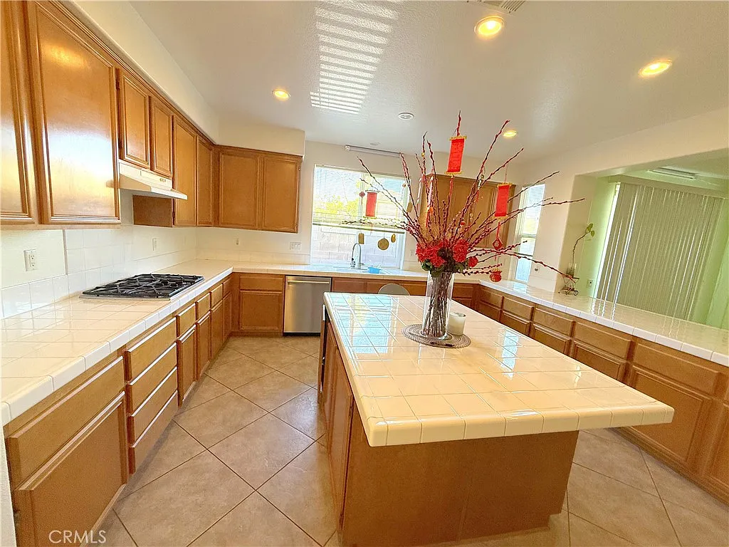4 bed, 2420 sqft, $3,100 — Photo 4