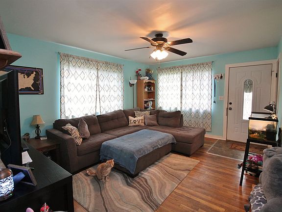3rd image of 909 W Cleveland St