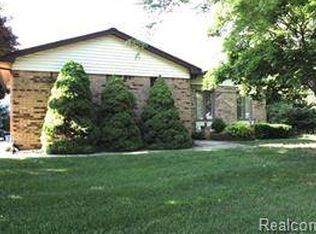 2751 Continental Dr, Troy, MI 48083
