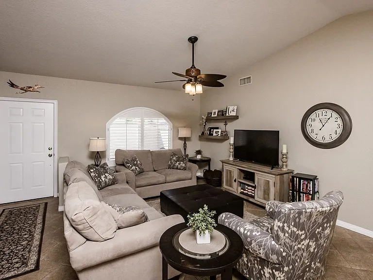 2271 Rainbow Ave N — Photo 3