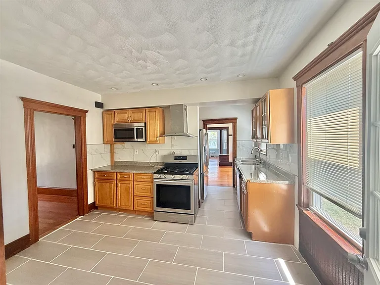 39 Dunbar Ave #1 — Photo 6
