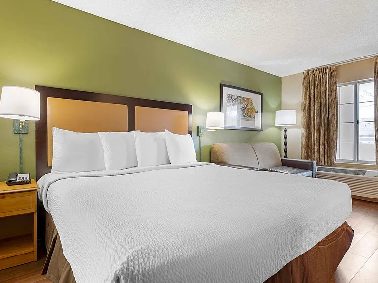 Deluxe Studio - 1 King Bed
