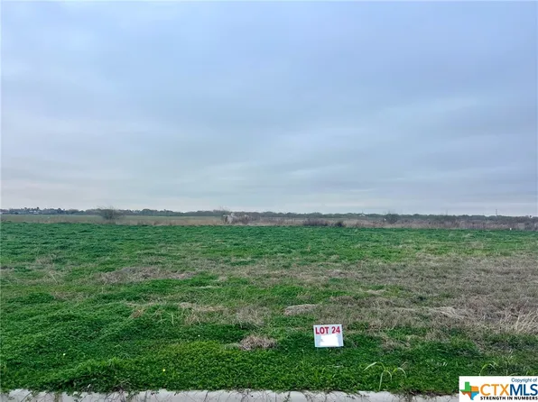 111 Crimson Ave, Port Lavaca, TX 77979