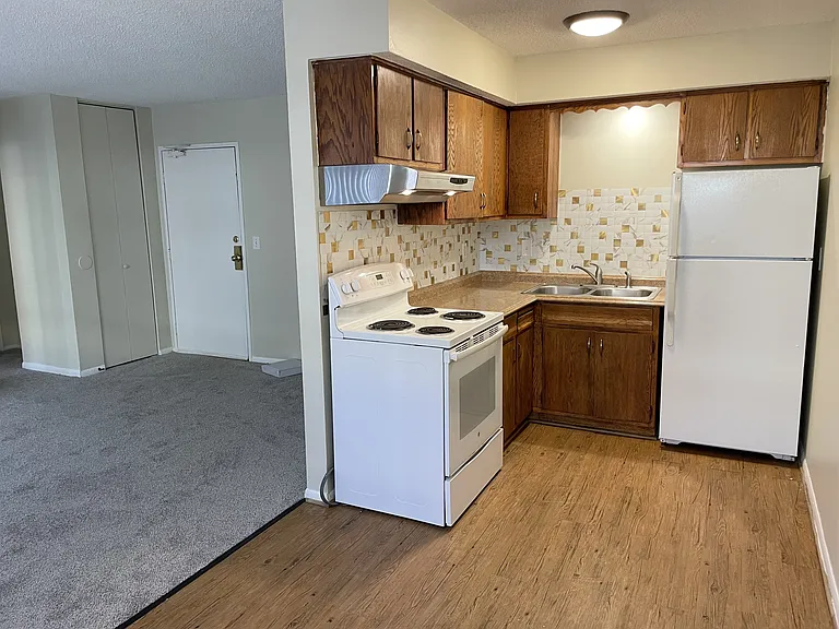 Sullivan Lake Apartments — Photo 16