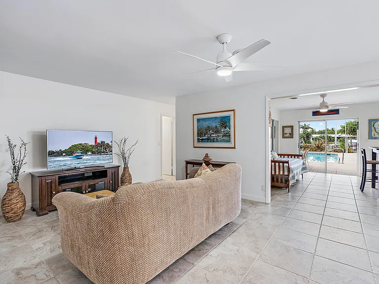 733 Waterway Dr — Photo 12