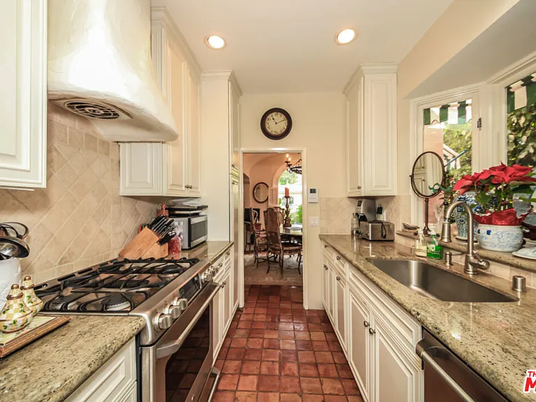 1367 N Beverly Dr — Photo 19