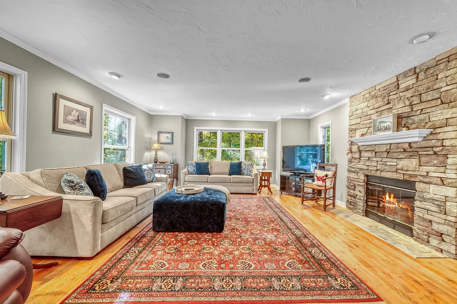 6 bed, 4.0 bath, 4596 sqft, $7,960 — Photo 1
