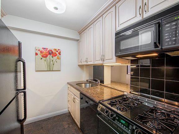 3rd image of 111 E 85th St #14A