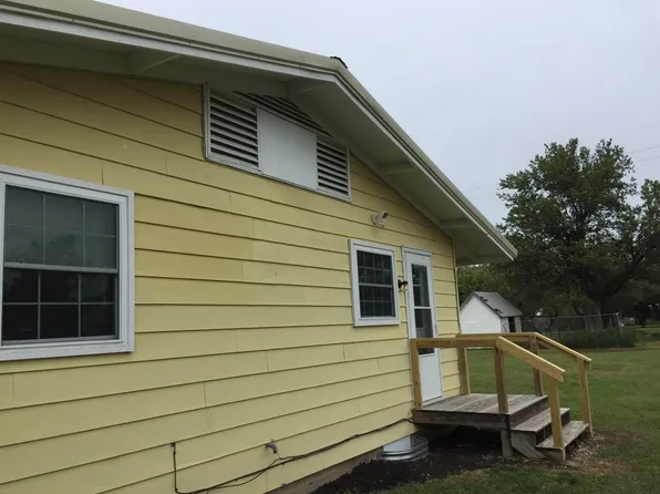 402 W Grant St, White City, KS 66872
