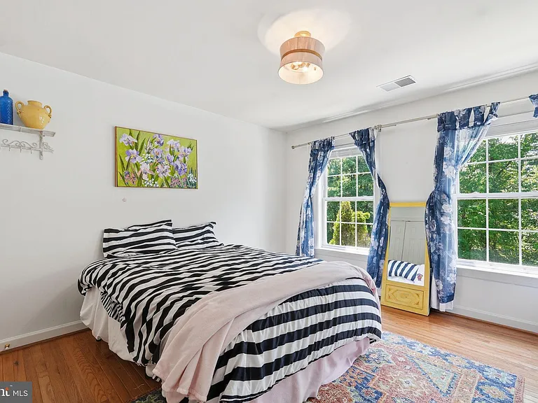 1072 Safa St — Photo 27