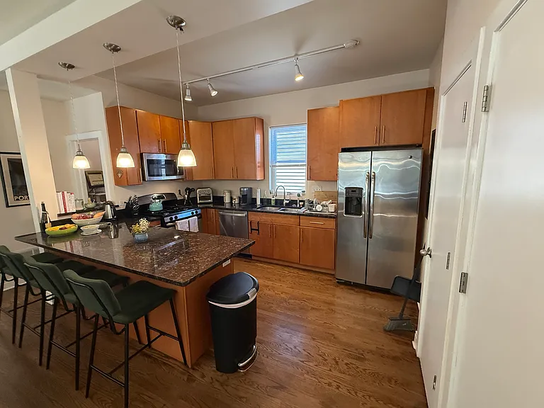 2301 N Maplewood Ave #1E — Photo 3