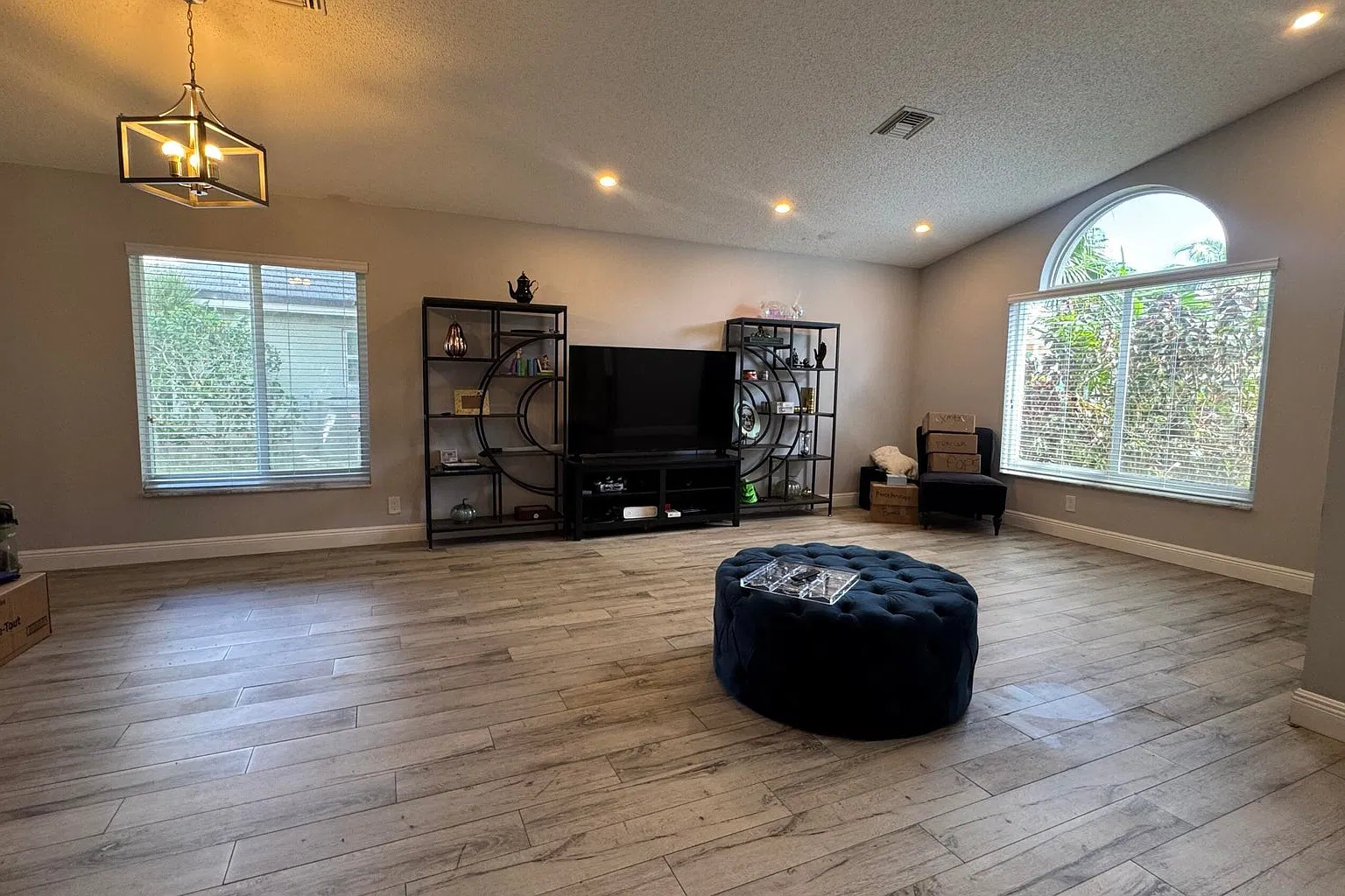 3 bed, 2.0 bath, 1716 sqft, $3,900 — Photo 3