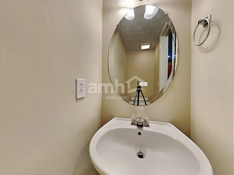 930 W Oaks Dr — Photo 7