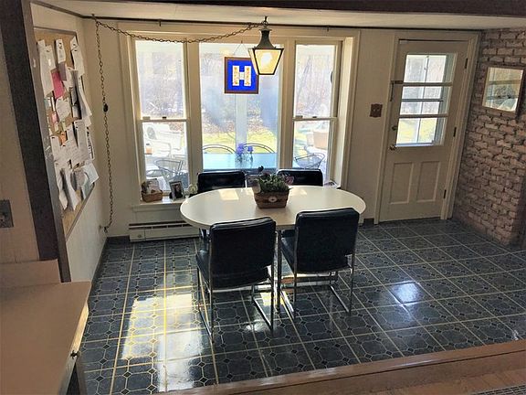 5th image of 44 Graymoor Ln