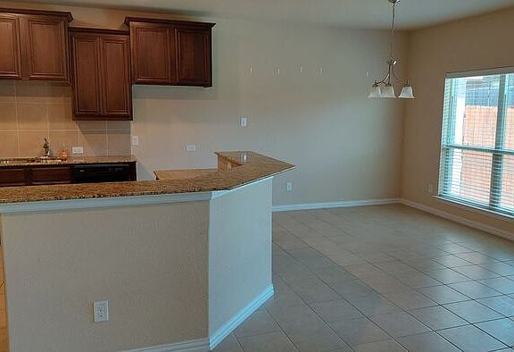 3rd image of 2212 Abbey Ln