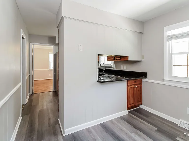 906 Meade Dr — Photo 4