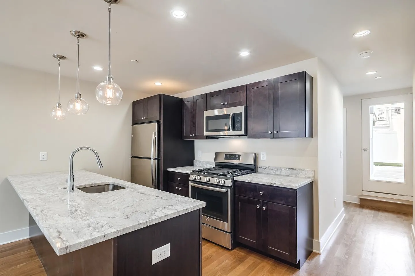 3 bed, 1650 sqft, $3,295 — Photo 2
