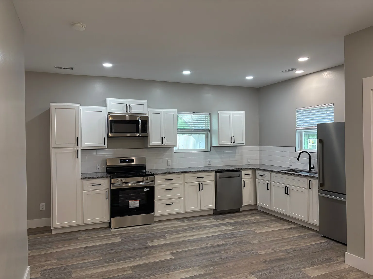 2 bed, 1.0 bath, $1,300 — Photo 2