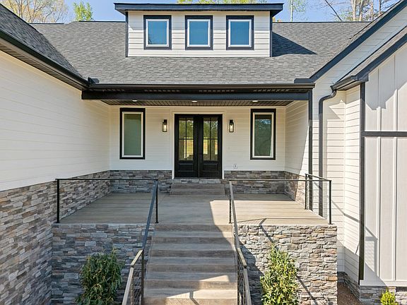 4th image of 651 Narrow Cir